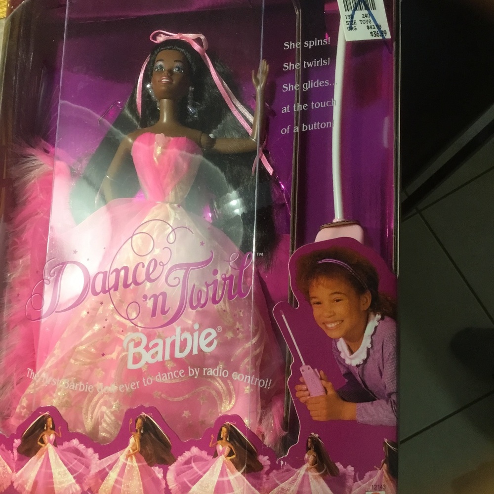 Dance n Twirl Barbie (First Barbie ever to dance by radio control!) - Picture 12 of 16